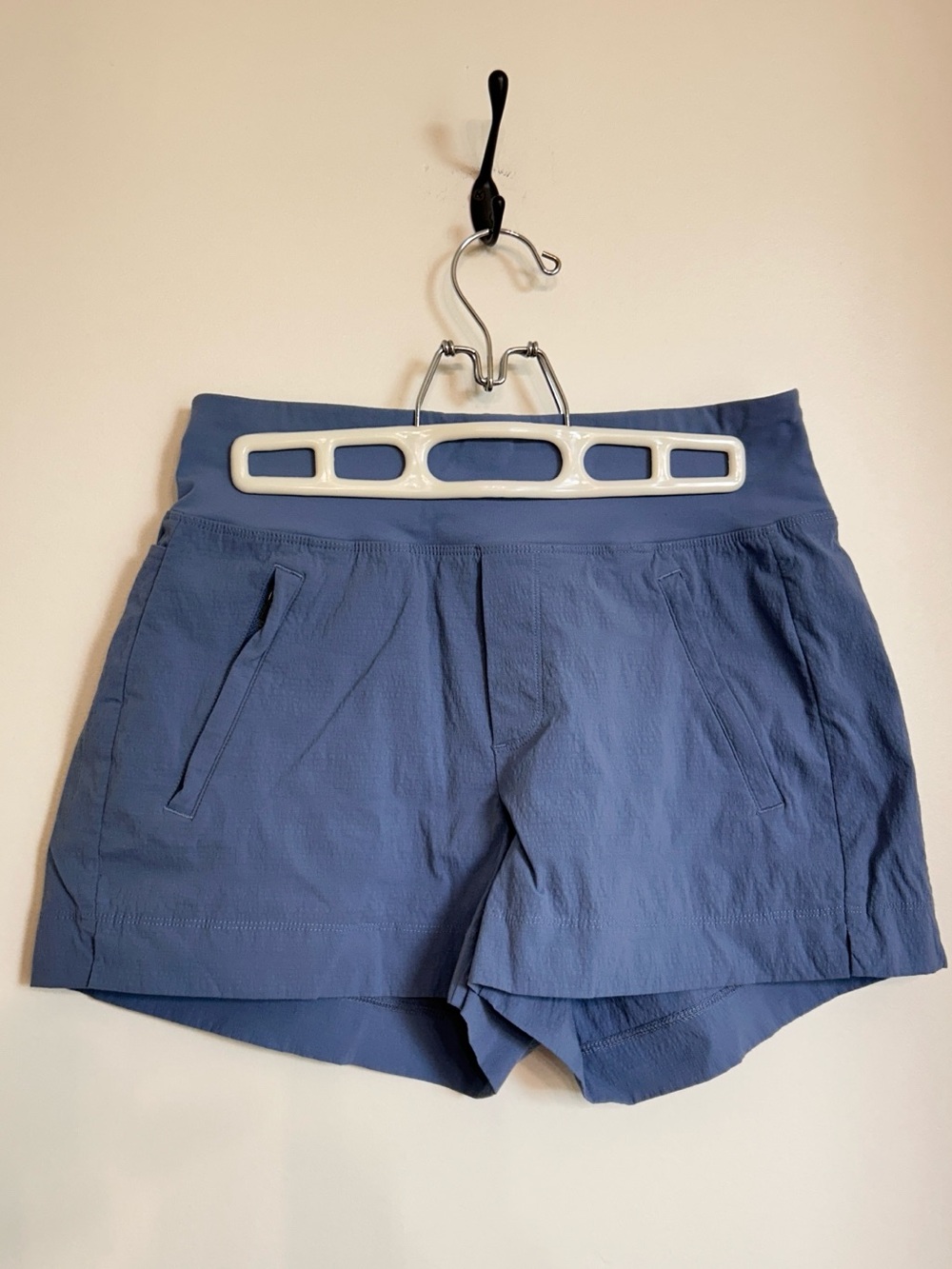 NWOT ATHLETA “TREKKIE NORTH” SHORTS WITH POCKETS
